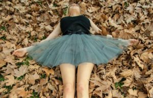 グラウンディングの方法とは？自宅で心身のバランスを整えられる？