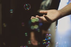 目立ちたくない人ほど目立つ理由。オーラが強い？目立ちたくない時の対策