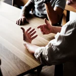 自分語りがうざいと思われる理由は?自分語りを防ぐ&やめるための対処法