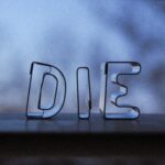 死んだら、みんないい人?死んだ人は悪口を言われなくなる理由